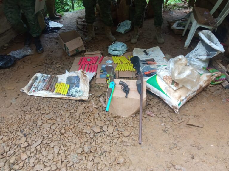 Militares decomisan explosivos y armamento en Azuay