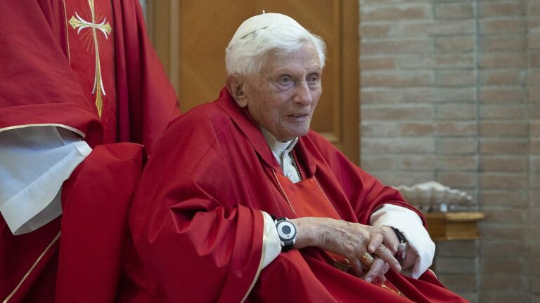 Benedicto XVI está «lúcido», aunque grave, dice el Vaticano
