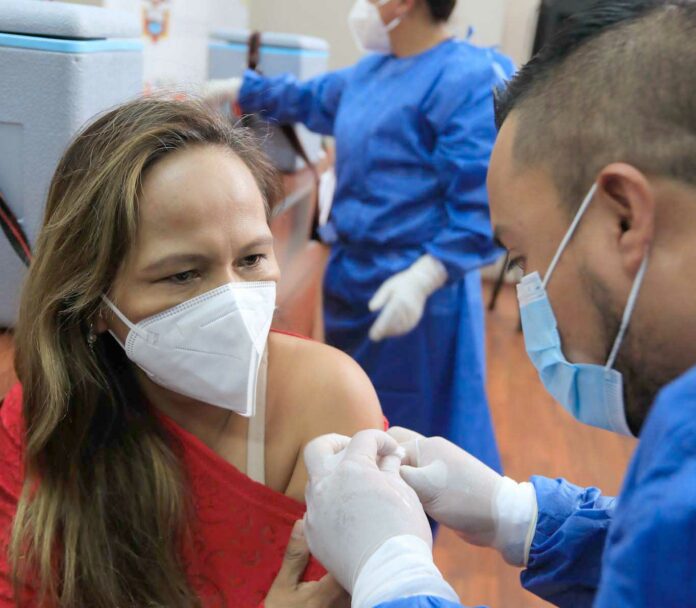 Ayer se vacunó al personal de salud del Hospital Vicente Corral Moscoso en el auditorio Nicanor Corral M. XCA
