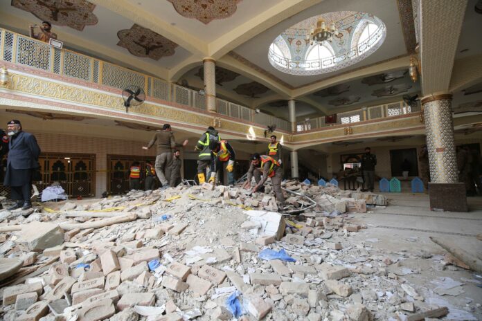Elevan a 93 los muertos en ataque contra la Policía en mezquita en Pakistán