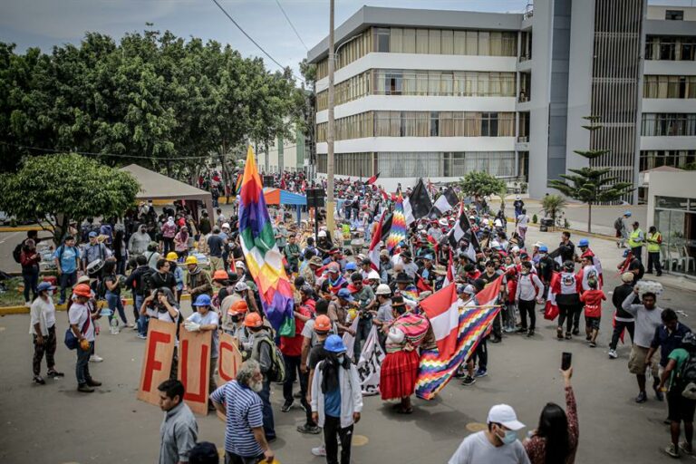 Un muerto, un herido y ataques a sede judicial y de Policía en el sur de Perú