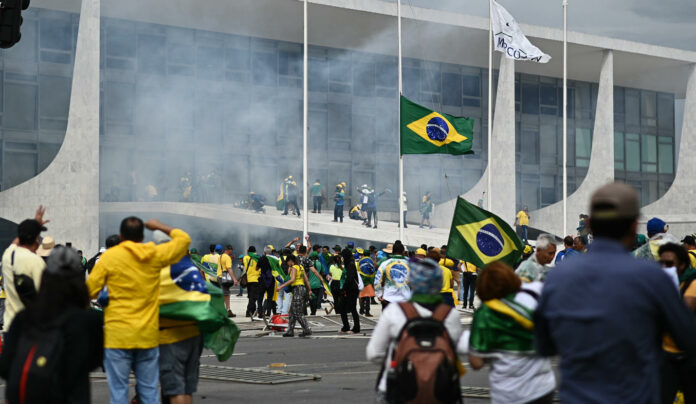 Manifestantes invaden sede del poder y la Presidencia de la República en Brasil.