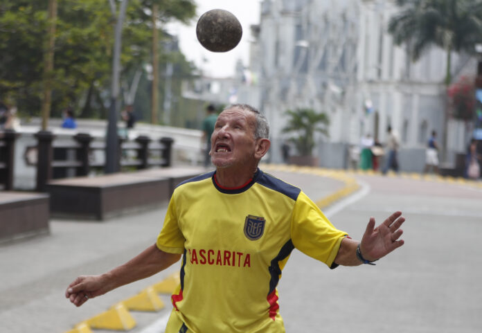 Un Hombre Juega Fútbol Con Una Piedra De 6 Kilos Para Ver A Ecuador En Cali
