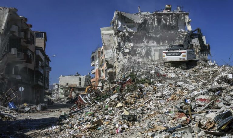 Turquía iniciará en marzo la reconstrucción de 84.000 edificios destrozados