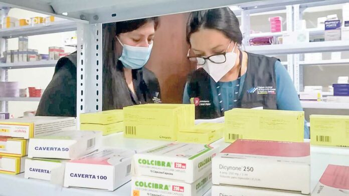 A farmacias de la ciudad llegan pacientes en busca de medicamentos, entre ellos, para contrarrestar enfermedades respiratorias. XCA