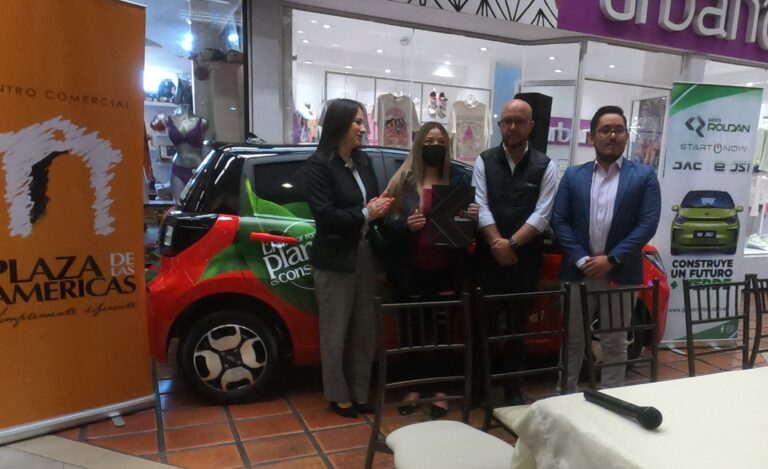 Centro Comercial Plaza de las Américas entrega vehículo eléctrico a ganadora de sorteo