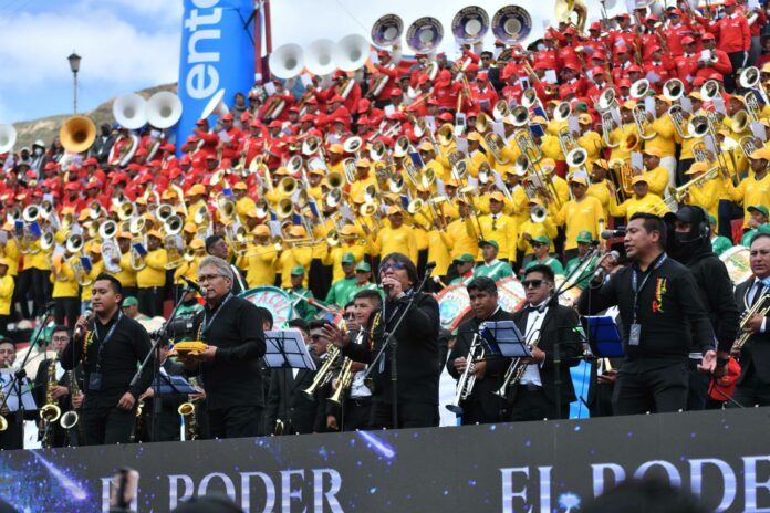 Festival con miles de músicos al unísono precede al mayor carnaval de Bolivia