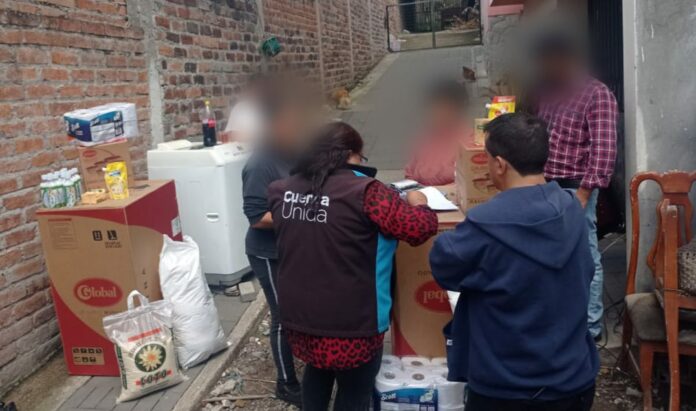 Acción Social Municipal entregó ayuda a dos familias afectadas por el incendio de una vivienda, en Cuenca.