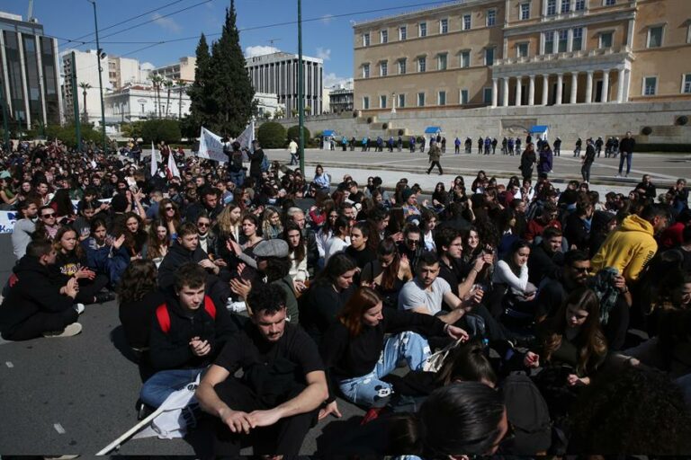 Miles de jóvenes protestan en toda Grecia por choque de trenes con 57 muertos