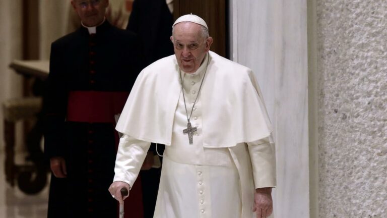 El papa no oficiará varias misas de Semana Santa por su salud, según medios