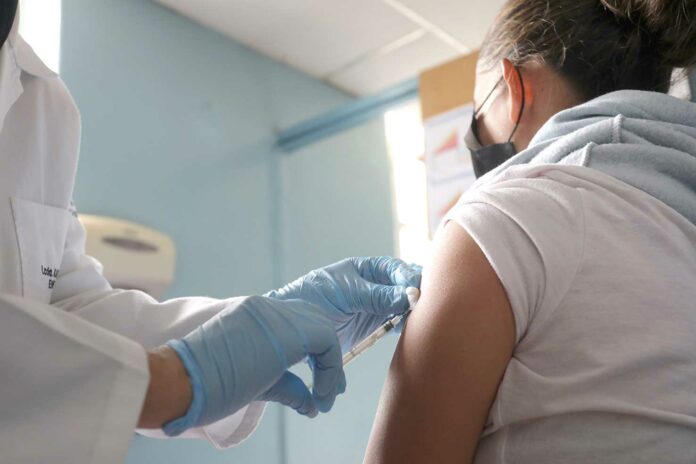 PIE DE FOTO: En el centro de salud Nicanor Merchán se preparan para aplicar las dosis de las vacunas contra el sarampión, la rubeola y la polio. /XCA