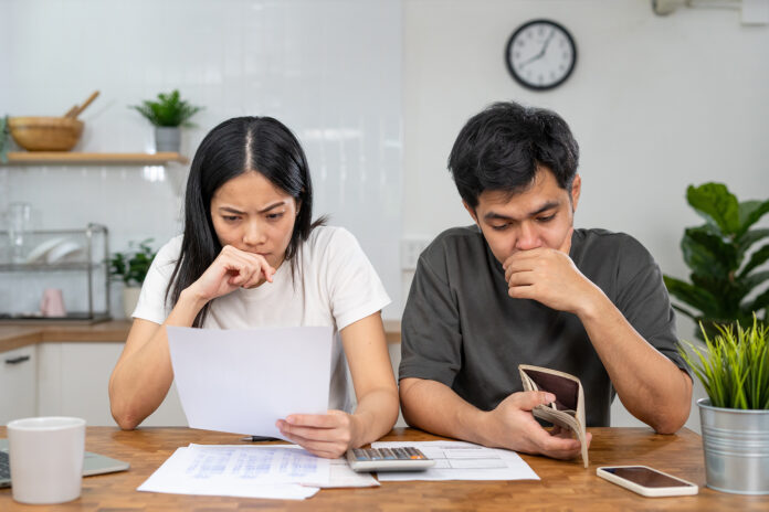 Asian,Couples,Are,Worried,About,Debt,And,Expenses.,Stressful,Women