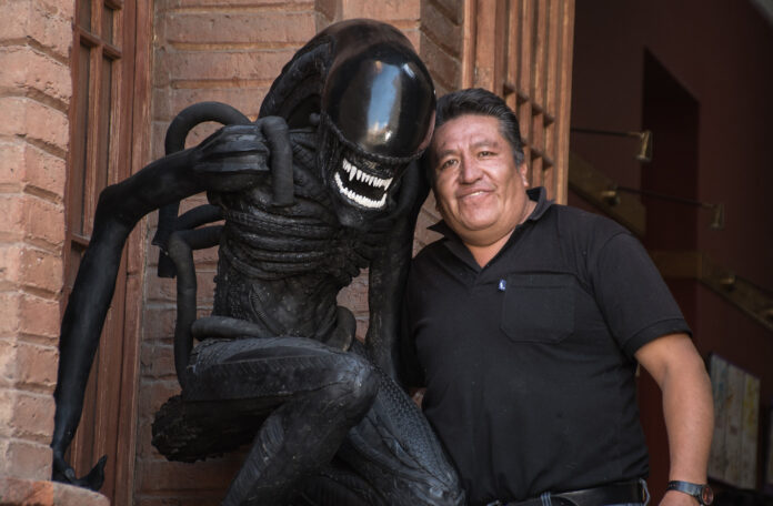 Un boliviano transforma neumáticos usados en esculturas para crear conciencia ambiental