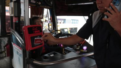 Usuario pasa su tarjeta Movilízate al subir a un bus de la Cámara de Transporte de Cuenca.