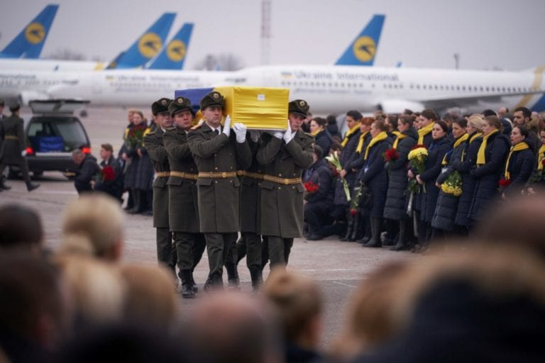 Llegan a Kiev los restos de los ucranianos muertos en el fatídico vuelo PS752