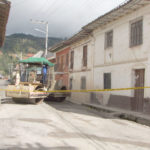 Con financiamiento de la Prefectura y el Municipio, está casi listo el doble tratamiento bituminoso, de la vía Gualaceo-Uzhar-San Juan. Trabajos finales en el centro parroquial. (AZD)