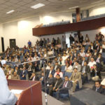 El alcalde de Paute Raúl Delgado, presidente de AME, se dirige a los alcaldes asistentes a la cita de ayer en Quito. (Cortesía)