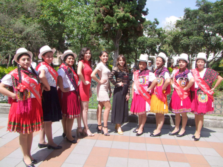 Las candidatas a Cholita Pauteña y reina del cantón, posaron en el Parque Abdón Calderón.(AZD)