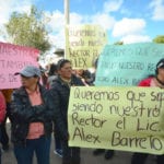 Con carteles, los padres de familia exigían a las autoridades, se tomen correctivos en el plantel. (FMV)
