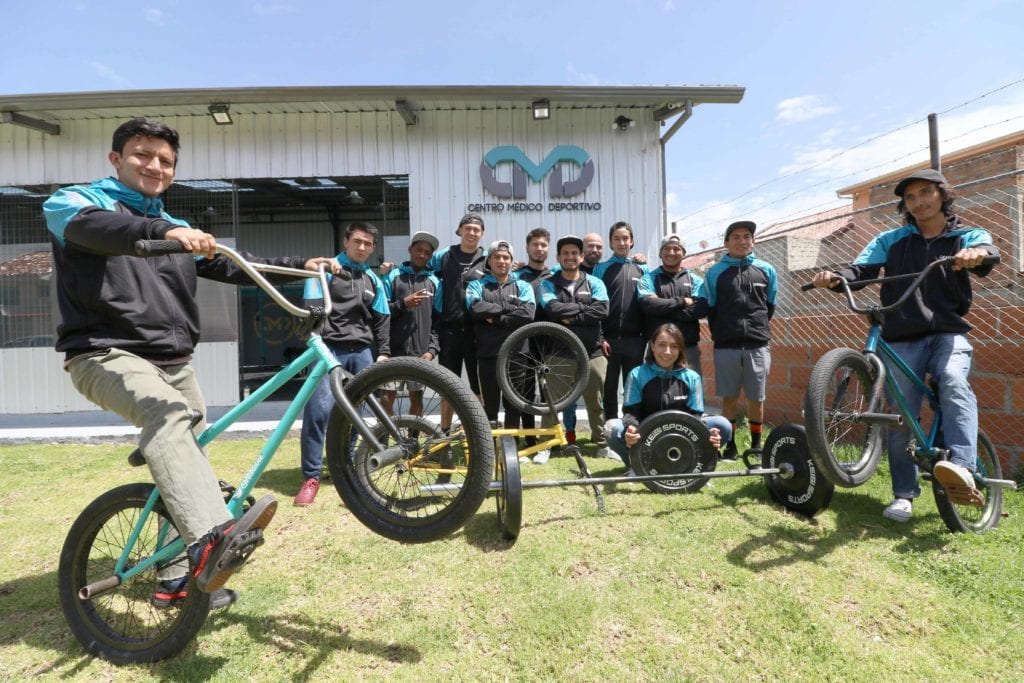Integrantes de Labfamily posan al pie de las instalaciones del Centro Médico Deportivo. PSR