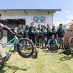 Integrantes de Labfamily posan al pie de las instalaciones del Centro Médico Deportivo. PSR