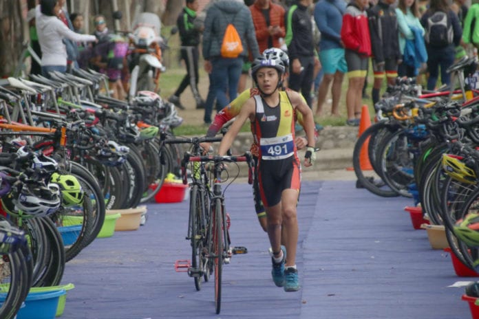 El azuayo Tomas Chica, cruzó la meta en la primera ubicación de la categoría infantil 12-13 años que cubrió un recorrido de tres kilómetros de carrera pedestre y cuatro de ciclismo. PSR