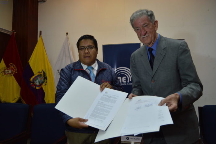 El presidente de la Federación de Barrios Juan Quilambaqui firmó un convenio con el CNE para regular las elecciones en los barrios