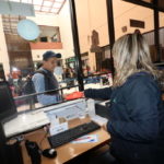 Atención en el hospital José Carrasco Arteaga se da de forma normal tras descartar posible caso. PSR