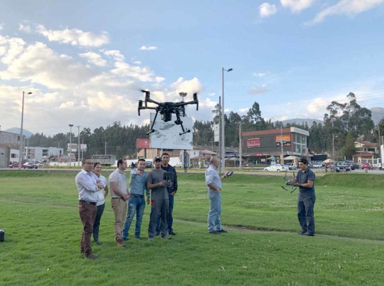 Bomberos con dos drones  para búsquedas y rescates