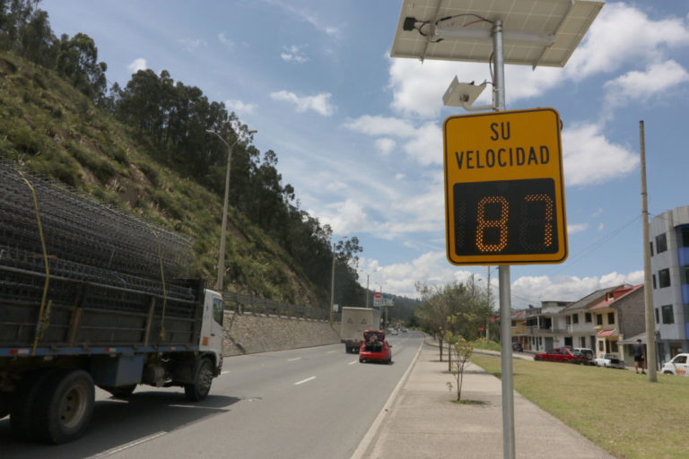 Reubican radares en vía rápida Cuenca-Azogues