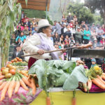 El carro alegórico de una de las delegaciones de comunidades del área rural de Guachapala, en el desfile.(Cortesía)