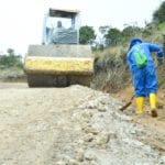 Obreros y maquinaria trabajan en el lastrado y limpieza de cunetas en el kilómetro 9 de la vía.(FMV)