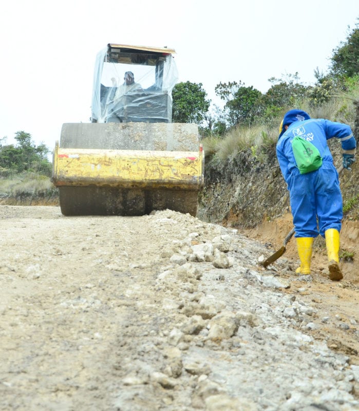 Trabajan en el lastrado de la vía Oña-Yacuambi, que sirve para la integración regional