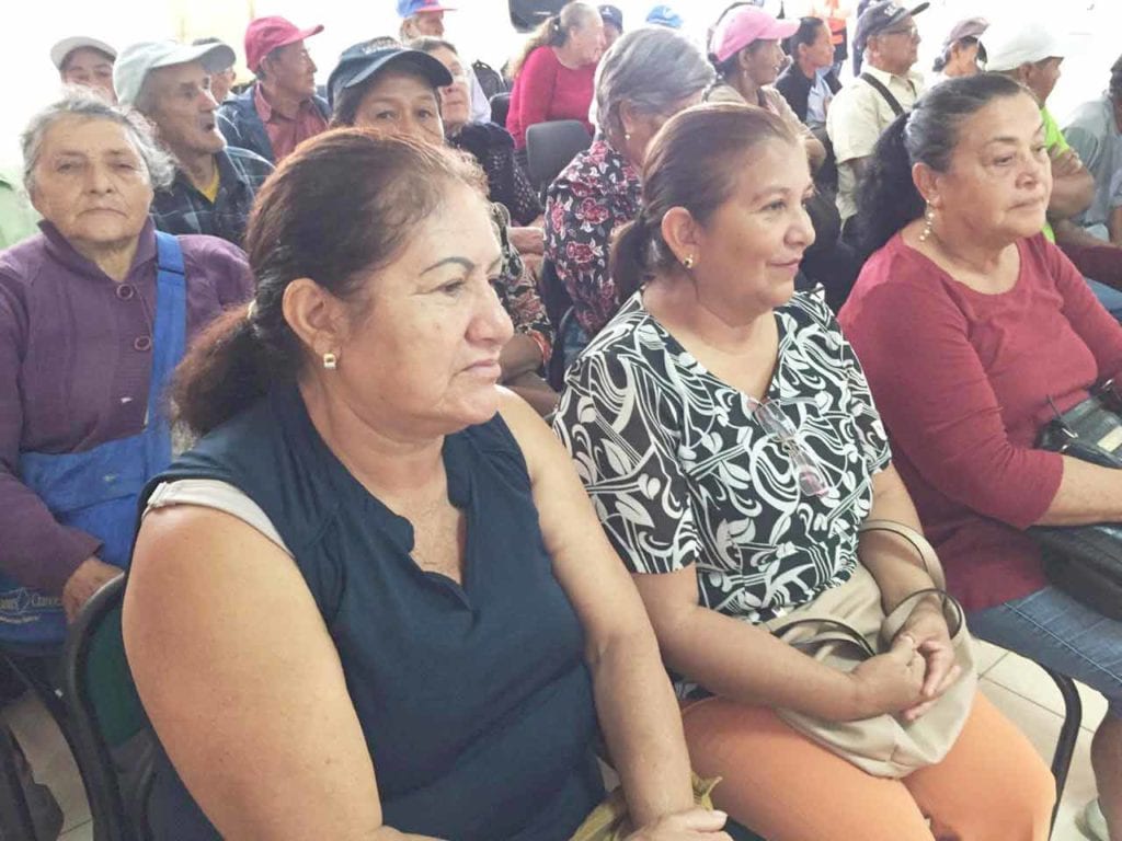 Personas que asistieron al acto de clausura luego de capacitarse.(Cortesía)