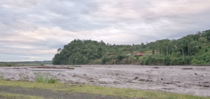 Panorama que presentaba este lunes el río Upano, con la creciente considerable de su caudal.(Cortesía)