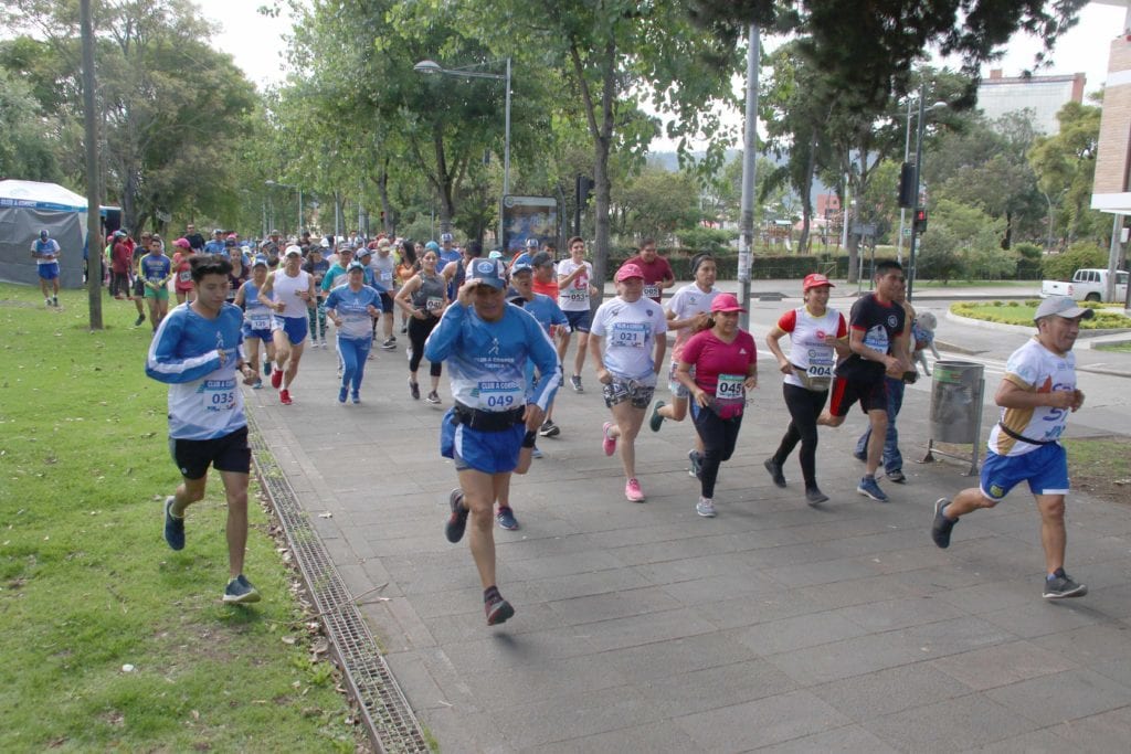 Cerca de un centenar de atletas se dieron cita al puente de las Escalinatas para ser parte del recorrido. PSR