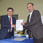 El gerente zonal del BDE, Boris Palacios (D), y el alcalde Luis Yánez, en la firma del convenio.(Cortesía)
