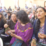 Activistas de Acción Ecológica y de Brasil y El Salvador, junto a otros asistentes, saborean uvas silvestres traídas por los indígenas shuar. (AZD)