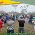 Autoridades, técnicos y moradores, en el predio en el que se prevé construir la cancha.(Cortesía)