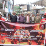 Carlos Alejandro Ortiz Reyes (D), quien fue el tercer comandante del Cuerpo de bomberos de Santa Isabel, en el desfile junto a excompañeros.(AZD)