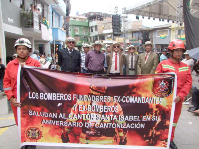 Carlos Alejandro Ortiz Reyes (D), quien fue el tercer comandante del Cuerpo de bomberos de Santa Isabel, en el desfile junto a excompañeros.(AZD)