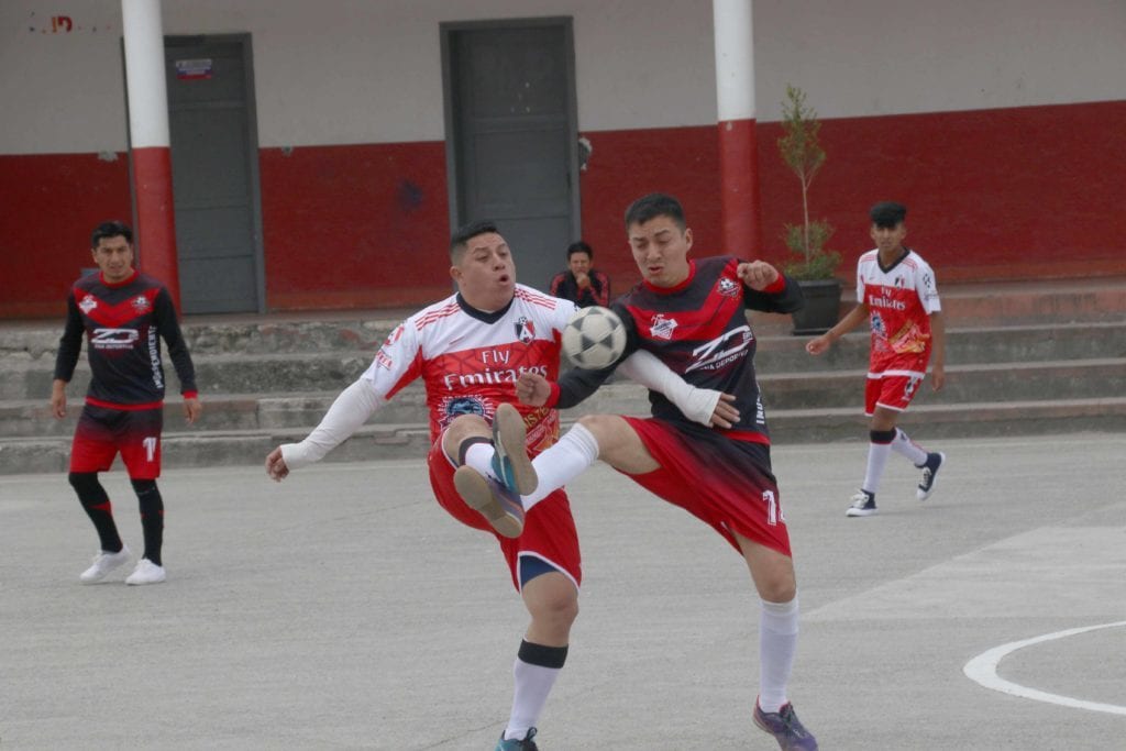 Instantes del compromiso entre los conjuntos de Independiente y Armenillas. PSR
