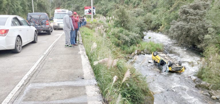 Taxi cae al río en zona de El Cajas