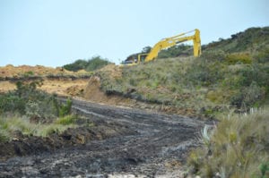 Trabajos de ensanchado que se ejecutan, en el kilómetro 13, uno de los puntos críticos localizados antes de llegar al sector Tres Lagunas.(FMV)  
