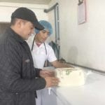 Uno de los técnicos de ARCSA realiza la inspección en una fábrica de quesos.(Cortesía)