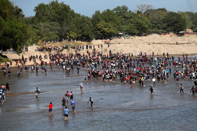 Migrantes cruzan río Suchiate en masa hacia México tras negativa del Gobierno