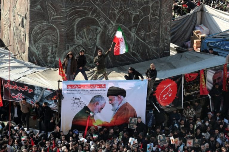 Irán clama venganza entre muestras de dolor en el masivo funeral de Soleimaní