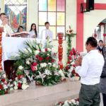 El sacerdote Fabián Correa en su primera misa, bendiciendo a sus padres.(AZD)