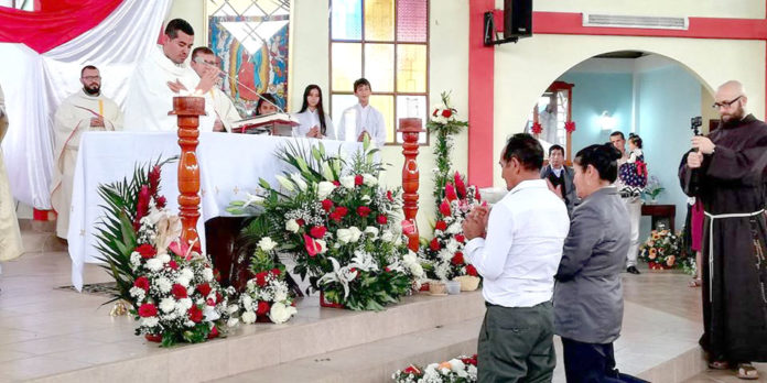El sacerdote Fabián Correa en su primera misa, bendiciendo a sus padres.(AZD)