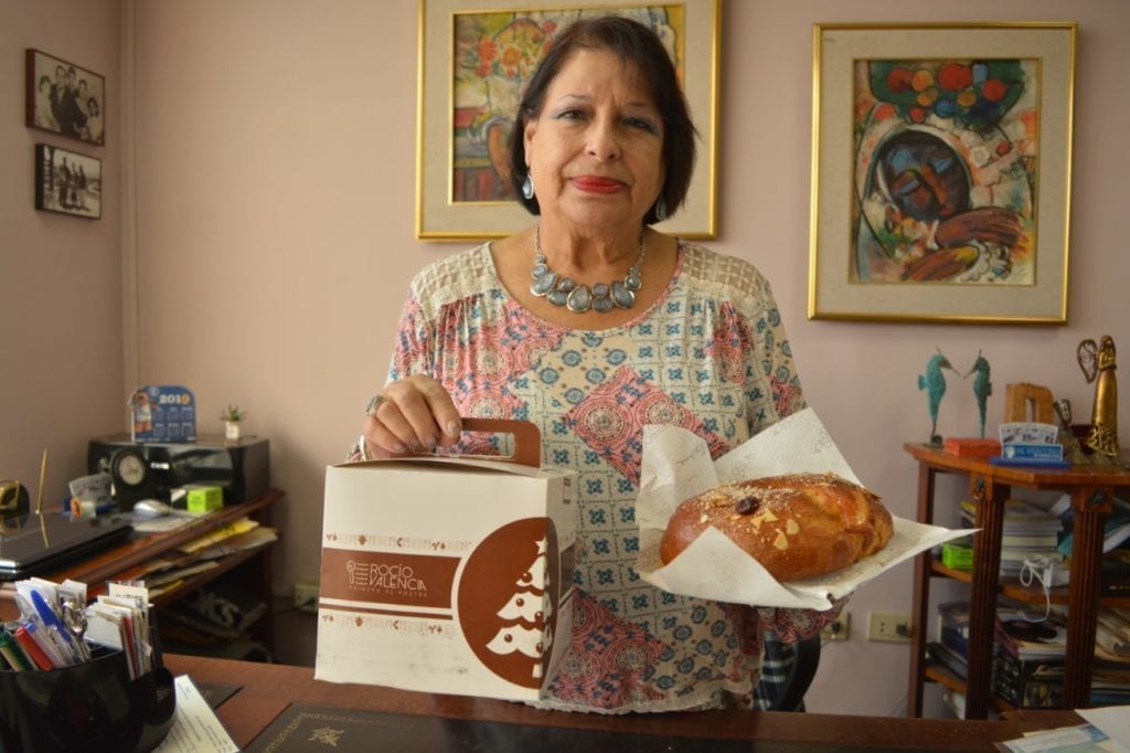 La gerente general de Diario El Mercurio, Dori Merchán, recibió una rosca de reyes como auspiciante del evento.
